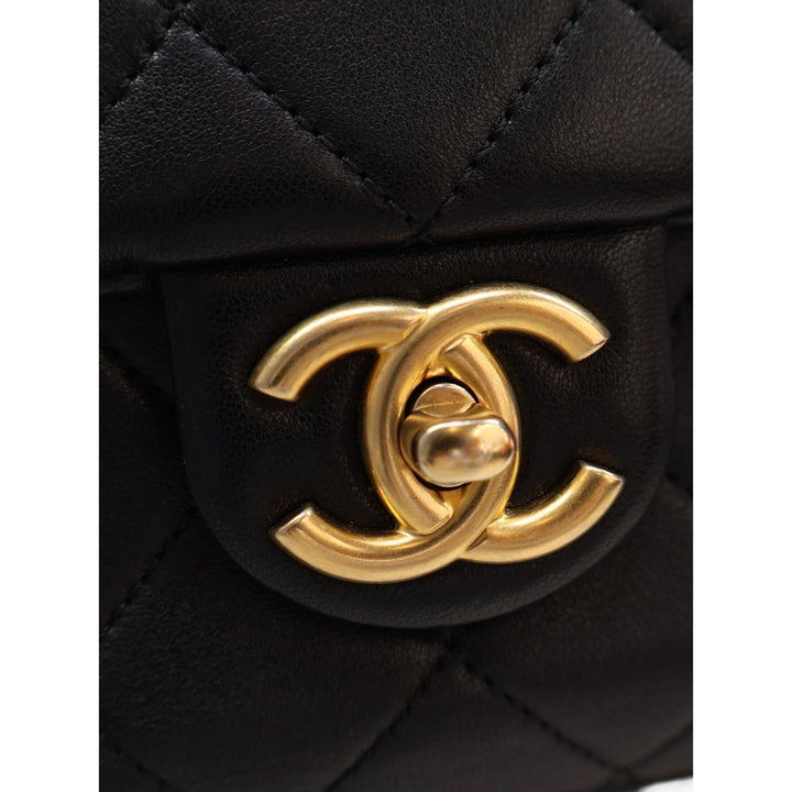 Chanel Sac bandoulière Matelassé Logo Letters Chanel Touch Chaîne à rabat Cuir d'agneau Noir – vue 4 – GABY PARIS