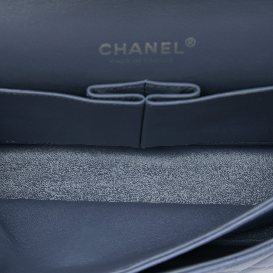 Chanel Sac porté épaule Classic Double rabat Moyen Cuir d'agneau Violet – vue 4 – GABY PARIS