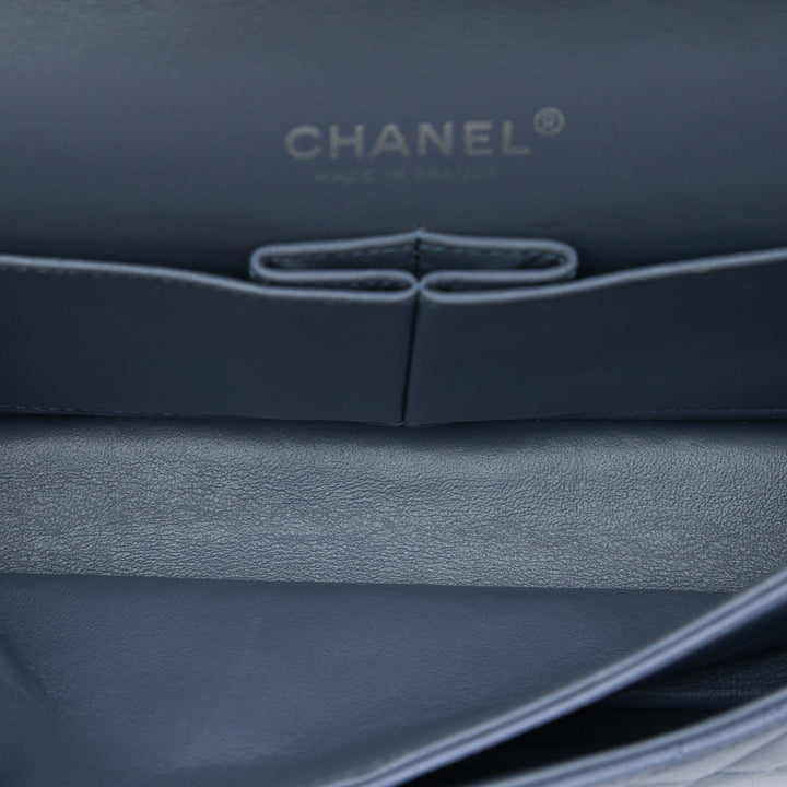 Chanel Sac porté épaule Classic Double rabat Moyen Cuir d'agneau Violet – vue 4 – GABY PARIS