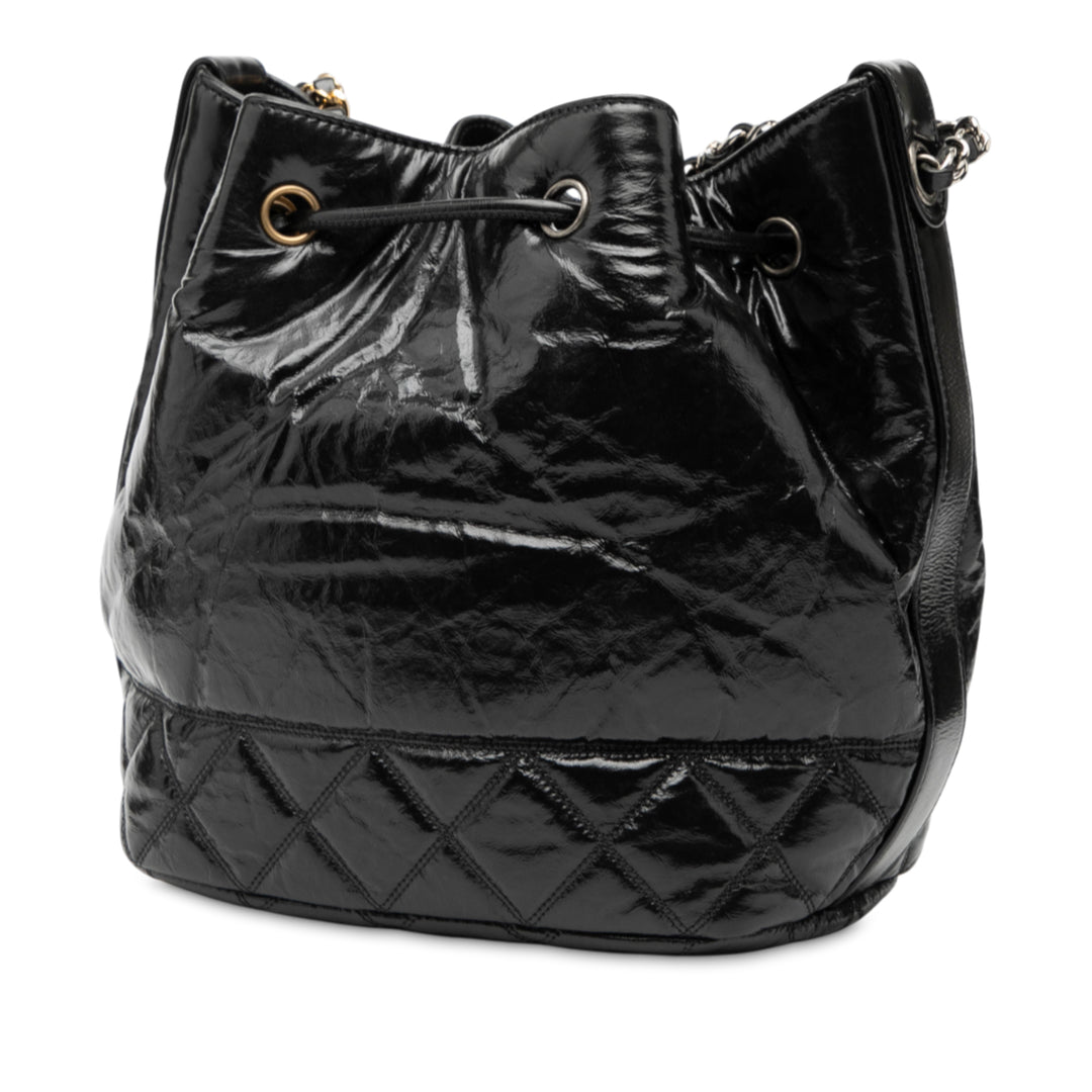 Chanel brillant vieilli Cuir de veau CC Chain Drawstring Bucket Sac – GABY PARIS Authentique