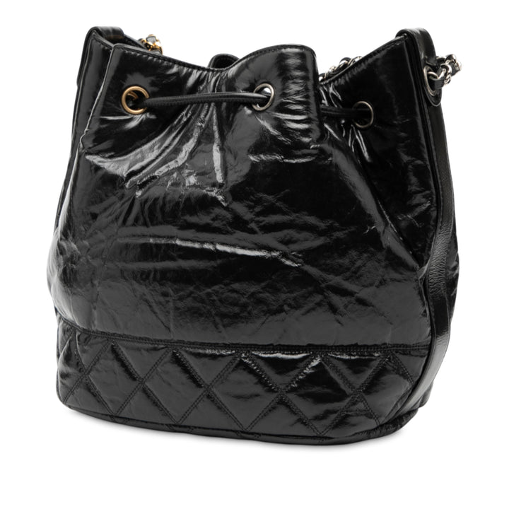 Chanel brillant vieilli Cuir de veau CC Chain Drawstring Bucket Sac – GABY PARIS Authentique