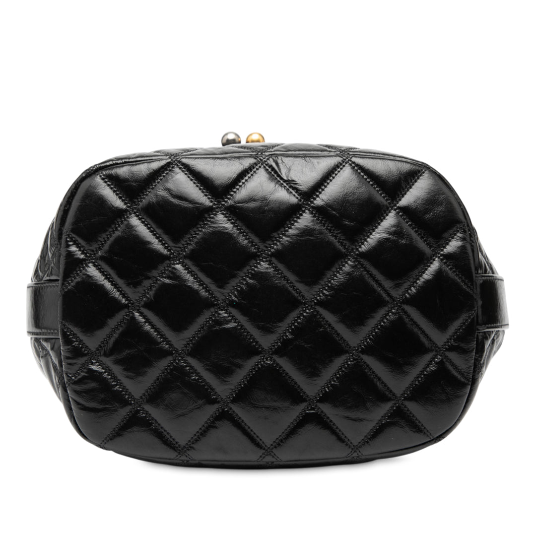 Chanel brillant vieilli Cuir de veau CC Chain Drawstring Bucket Sac – GABY PARIS Authentique