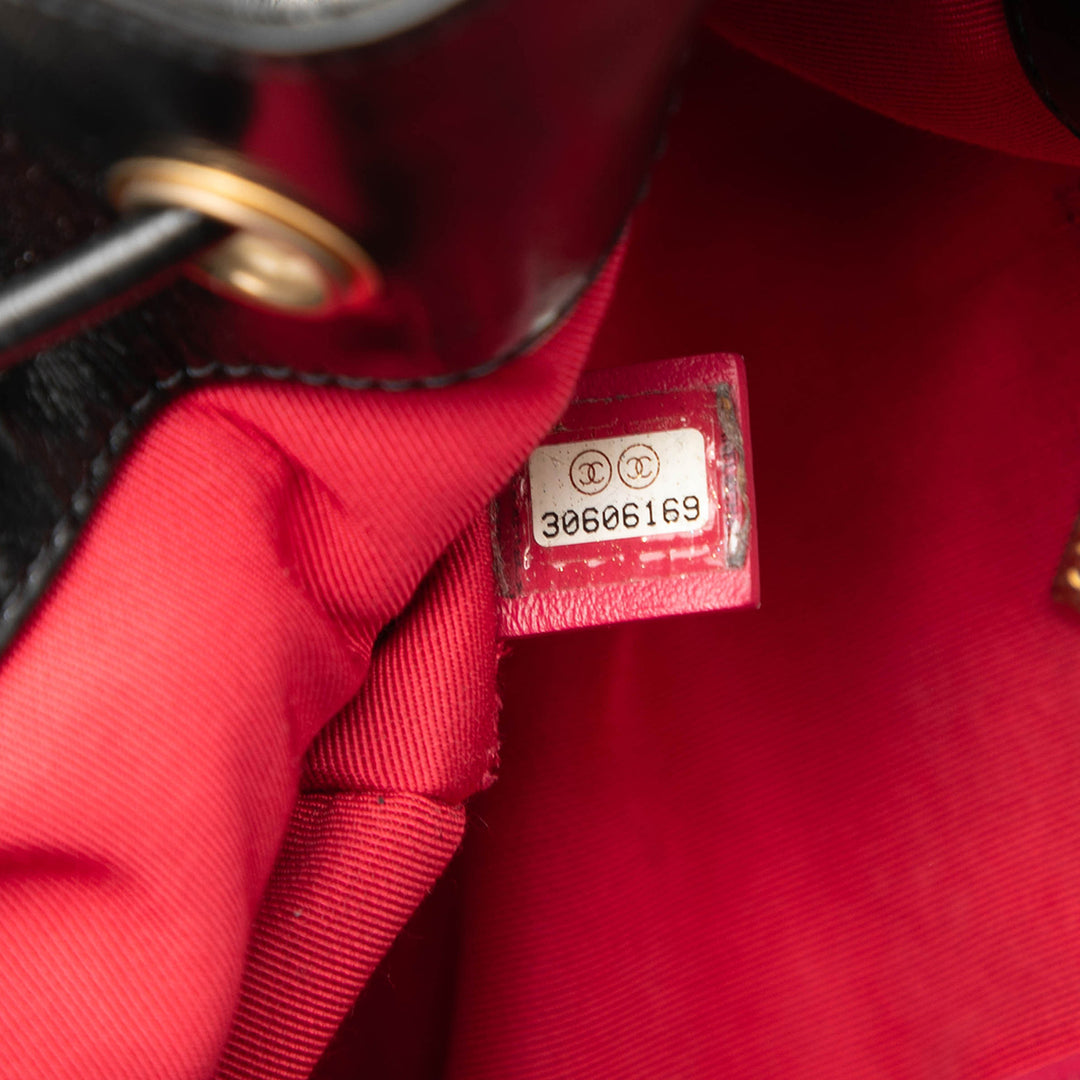 Chanel brillant vieilli Cuir de veau CC Chain Drawstring Bucket Sac – GABY PARIS Authentique