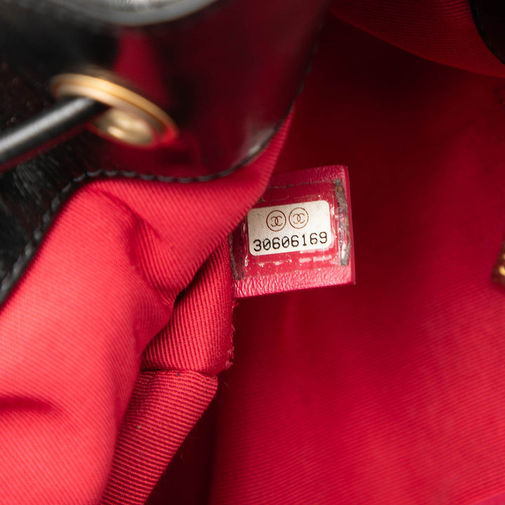 Chanel brillant vieilli Cuir de veau CC Chain Drawstring Bucket Sac – GABY PARIS Authentique