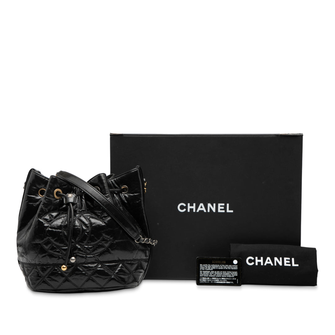 Chanel brillant vieilli Cuir de veau CC Chain Drawstring Bucket Sac – GABY PARIS Authentique