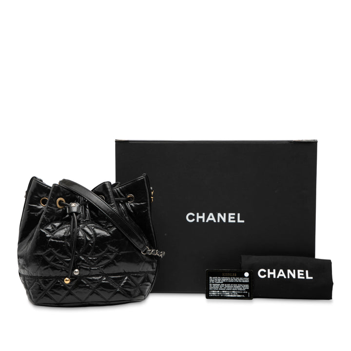 Chanel brillant vieilli Cuir de veau CC Chain Drawstring Bucket Sac – GABY PARIS Authentique