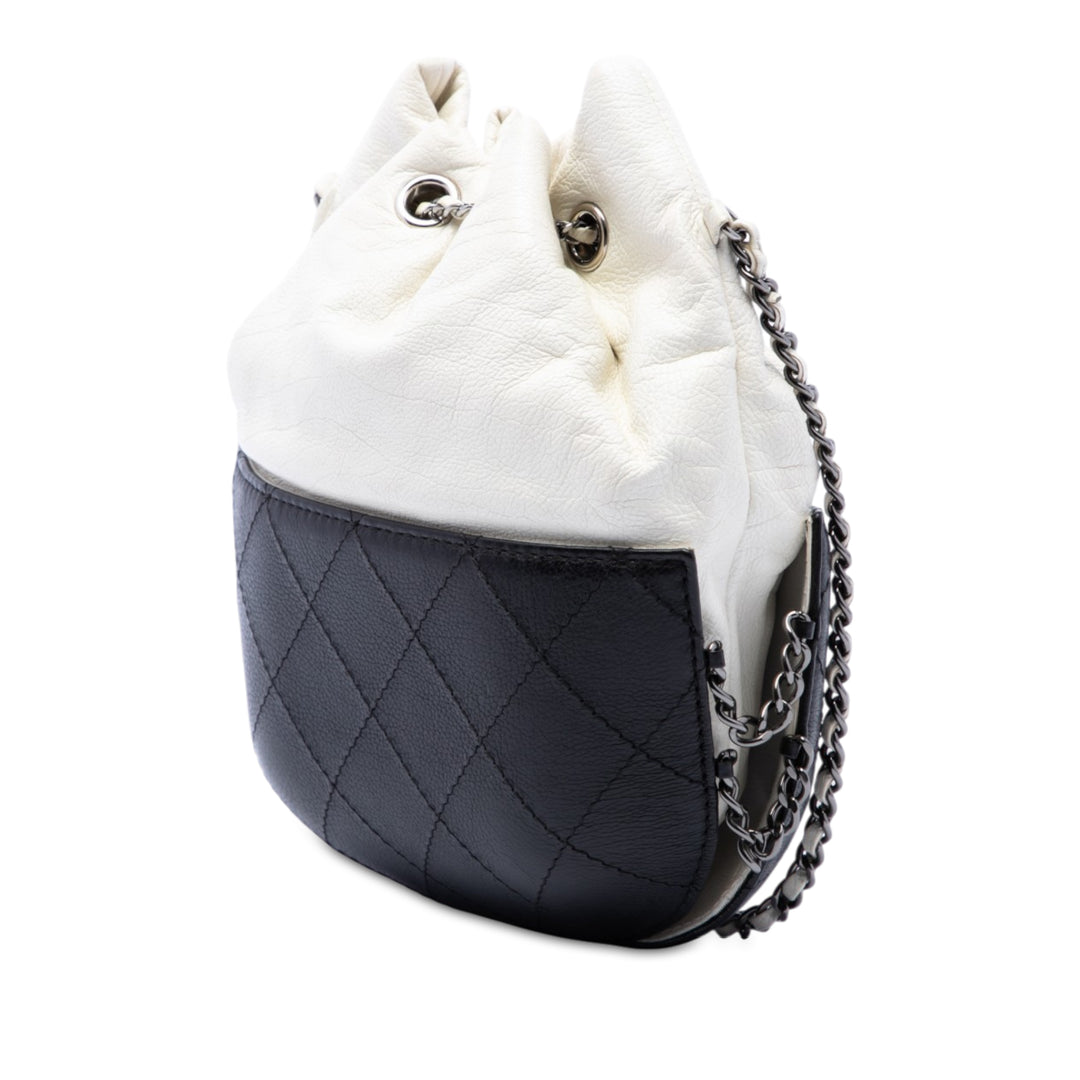 Chanel Bicolore Matelassé Gabrielle Sac seau Petit Cuir de veau Noir