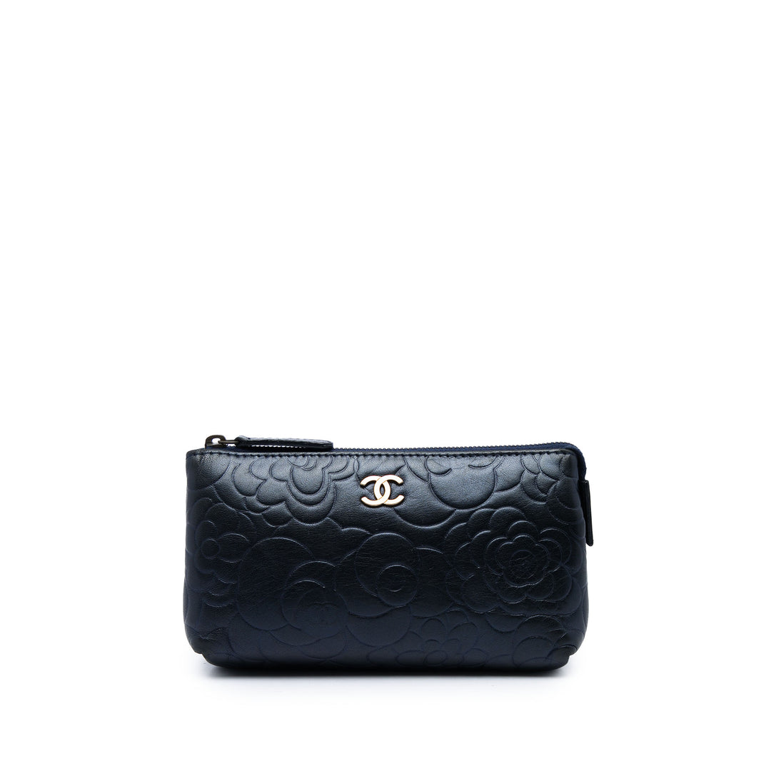 Chanel Pochette CC embossé Camellia Cuir d'agneau Bleu – vue principale – GABY PARIS