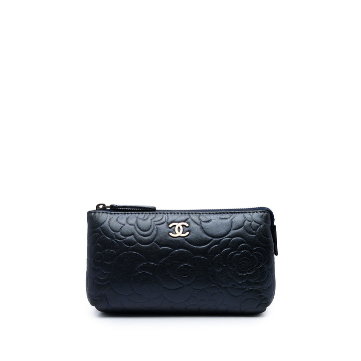 Chanel Pochette CC embossé Camellia Cuir d'agneau Bleu – vue principale – GABY PARIS