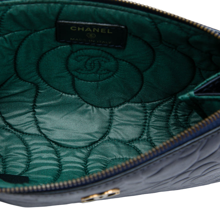 Chanel Pochette CC embossé Camellia Cuir d'agneau Bleu – vue 4 – GABY PARIS