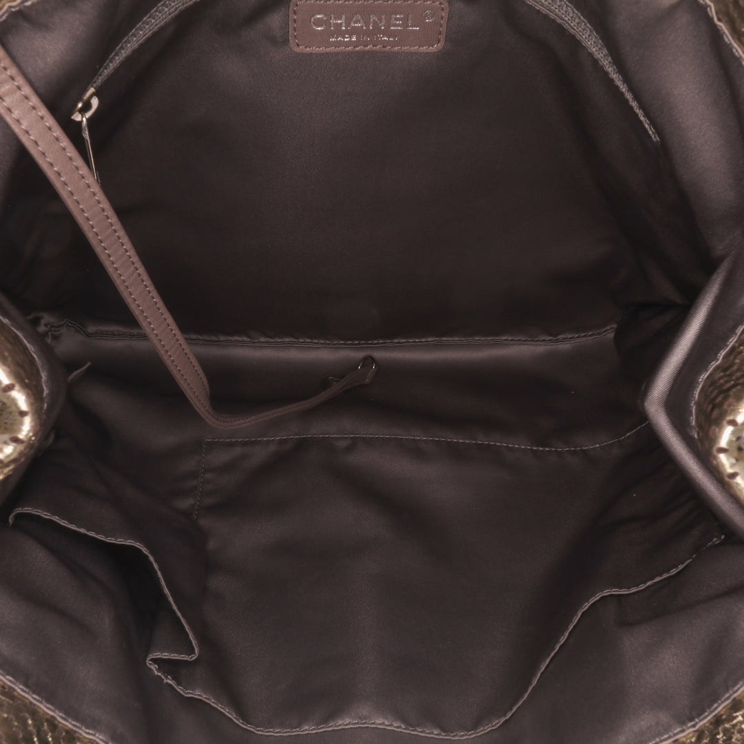 Chanel perforé Crackled Métallisé Drill Cabas Cuir de veau Doré – vue 4 – GABY PARIS