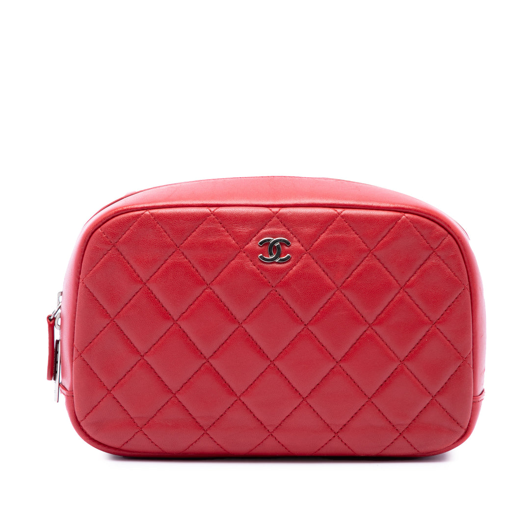 Chanel Trousse CC Matelassé Curvy de maquillage Moyen Cuir d'agneau Rouge – vue principale – GABY PARIS