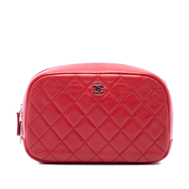 Chanel Trousse CC Matelassé Curvy de maquillage Moyen Cuir d'agneau Rouge – vue principale – GABY PARIS