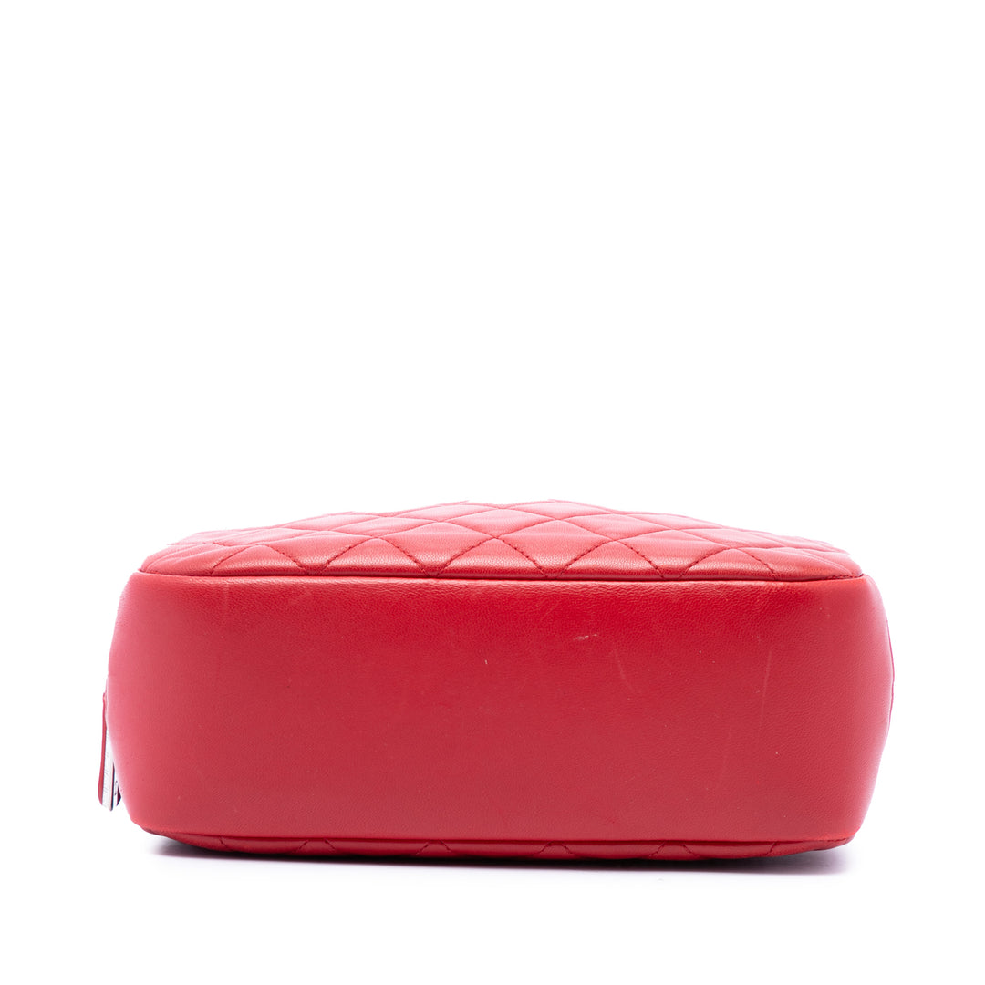 Chanel Trousse CC Matelassé Curvy de maquillage Moyen Cuir d'agneau Rouge – vue 3 – GABY PARIS