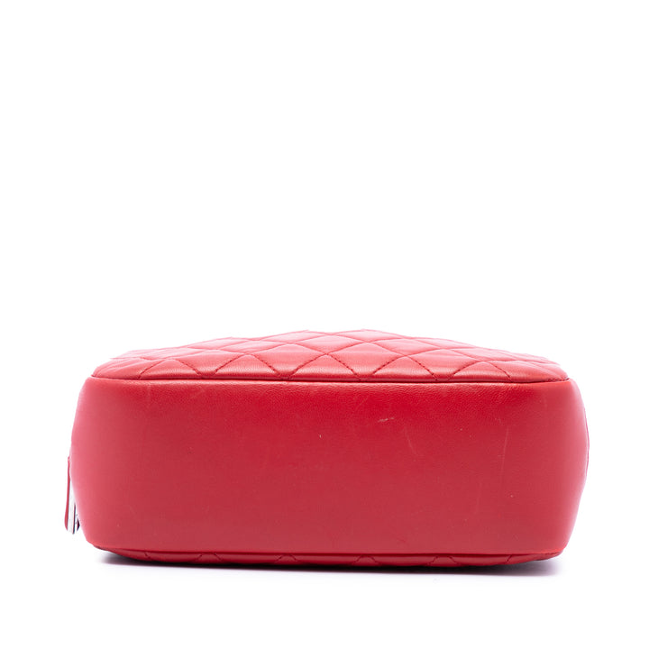 Chanel Trousse CC Matelassé Curvy de maquillage Moyen Cuir d'agneau Rouge – vue 3 – GABY PARIS