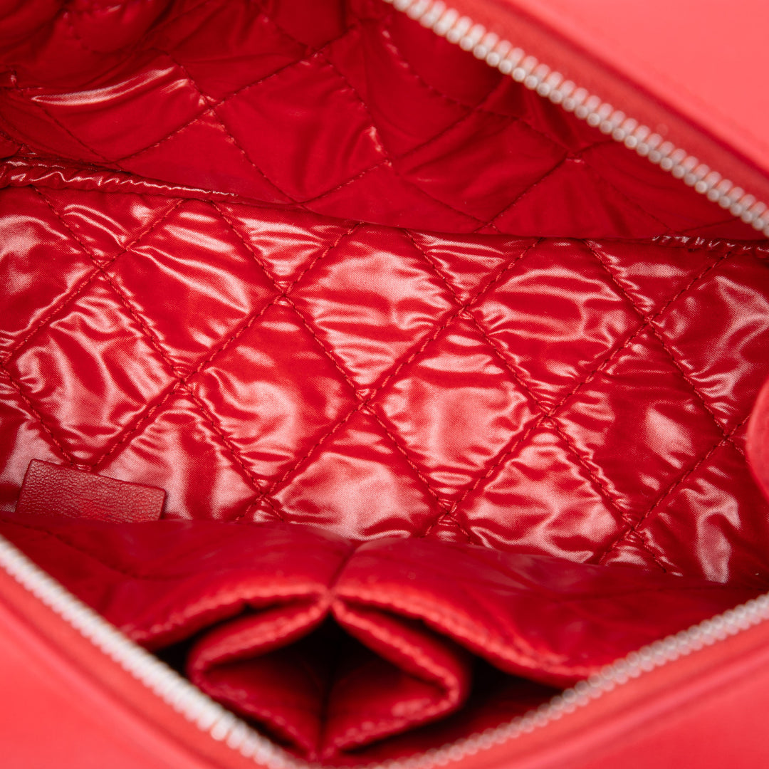 Chanel Trousse CC Matelassé Curvy de maquillage Moyen Cuir d'agneau Rouge – vue 4 – GABY PARIS