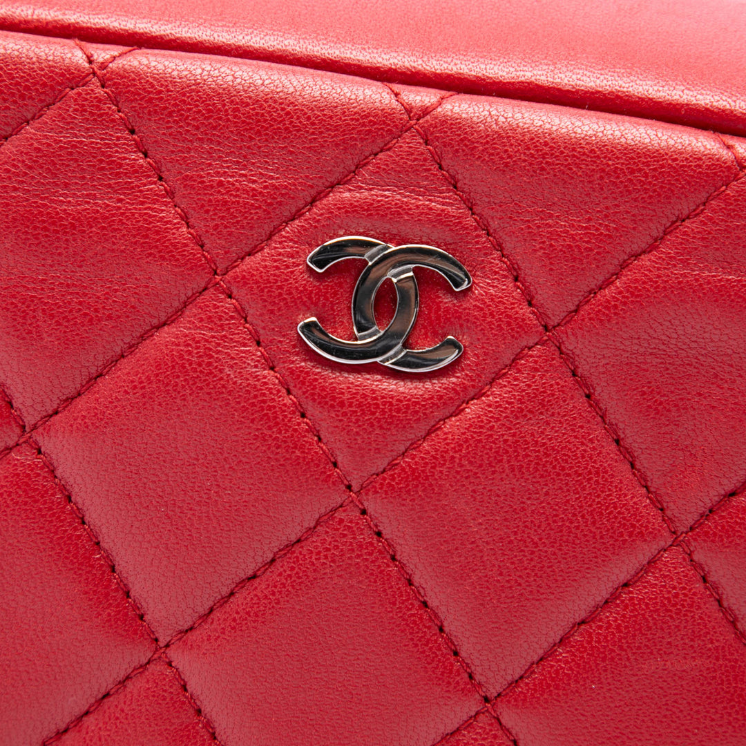 Chanel Trousse CC Matelassé Curvy de maquillage Moyen Cuir d'agneau Rouge – vue 5 – GABY PARIS