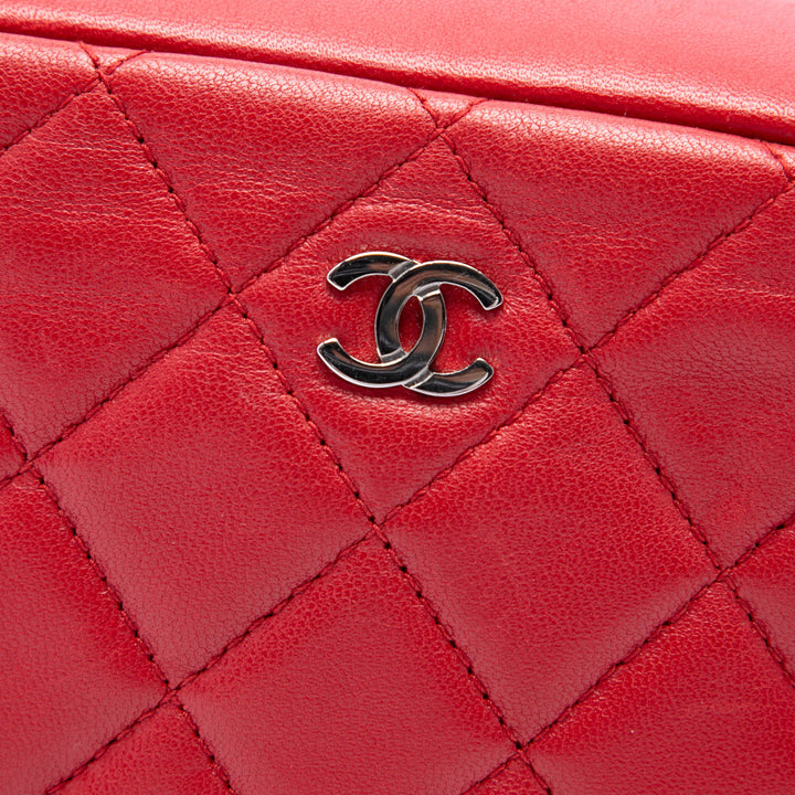Chanel Trousse CC Matelassé Curvy de maquillage Moyen Cuir d'agneau Rouge – vue 5 – GABY PARIS