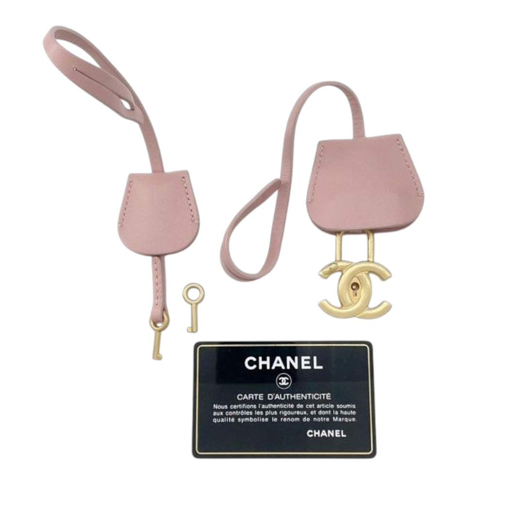 Chanel Small Tweed CC Filigree Vanity Étui Rose – GABY PARIS Authentique