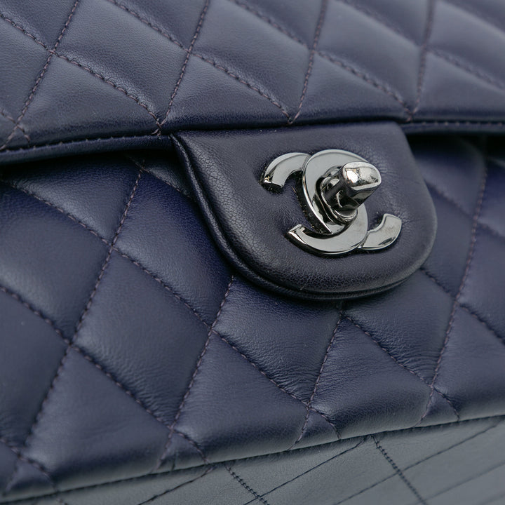 Chanel Medium Classic Cuir d’agneau Double rabat Bleu – GABY PARIS Authentique