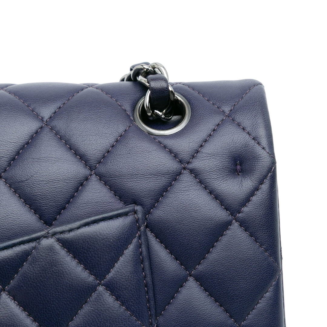 Chanel Medium Classic Cuir d’agneau Double rabat Bleu – GABY PARIS Authentique