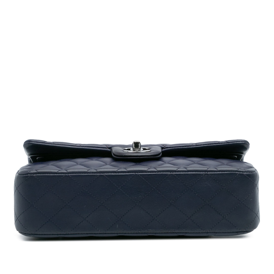 Chanel Medium Classic Cuir d’agneau Double rabat Bleu – GABY PARIS Authentique