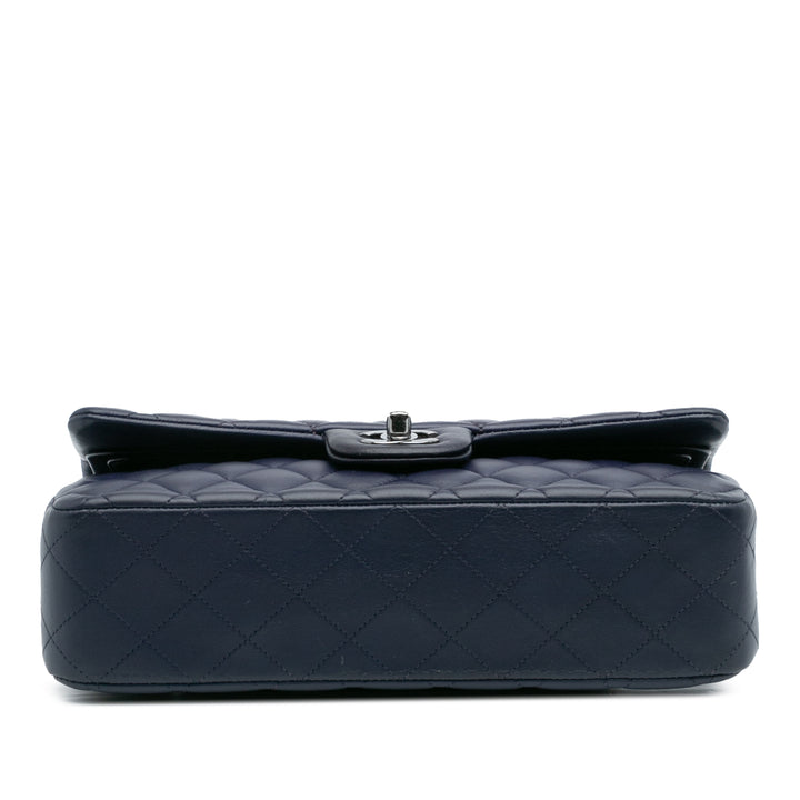 Chanel Medium Classic Cuir d’agneau Double rabat Bleu – GABY PARIS Authentique