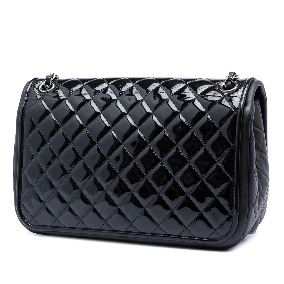 Chanel Matelassé et à finitions Classic Twist à rabat Jumbo Cuir d'agneau
