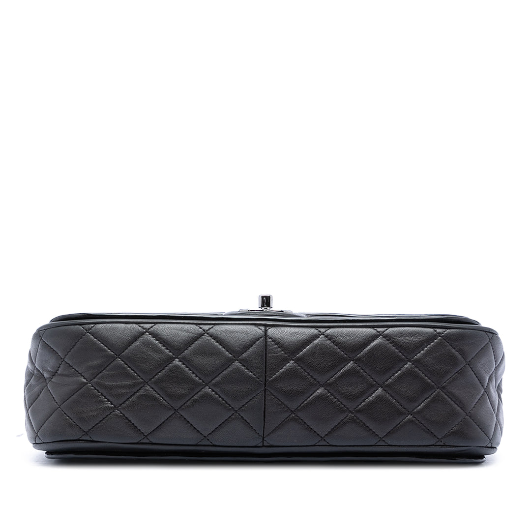 Chanel Matelassé et à finitions Classic Twist à rabat Jumbo Cuir d'agneau
