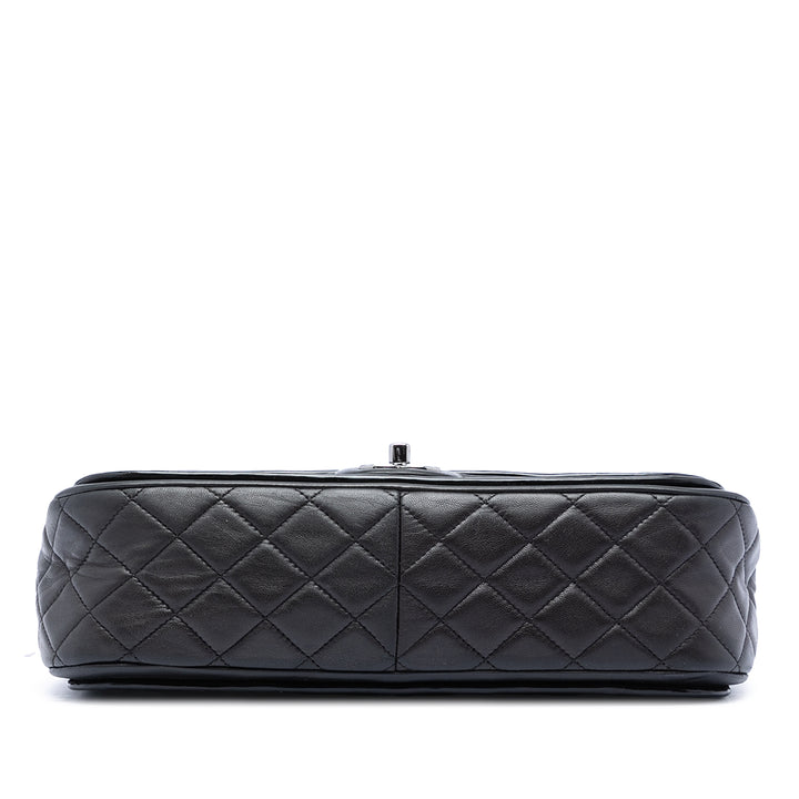 Chanel Matelassé et à finitions Classic Twist à rabat Jumbo Cuir d'agneau