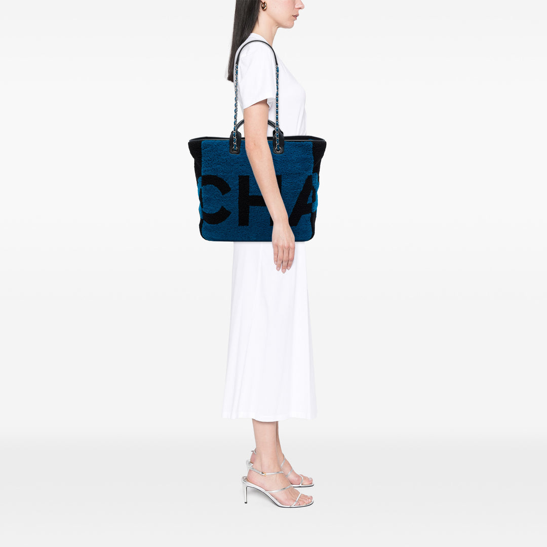 Chanel Shearling et Deauville Cabas Moyen Cuir de veau Bleu – vue 6 – GABY PARIS