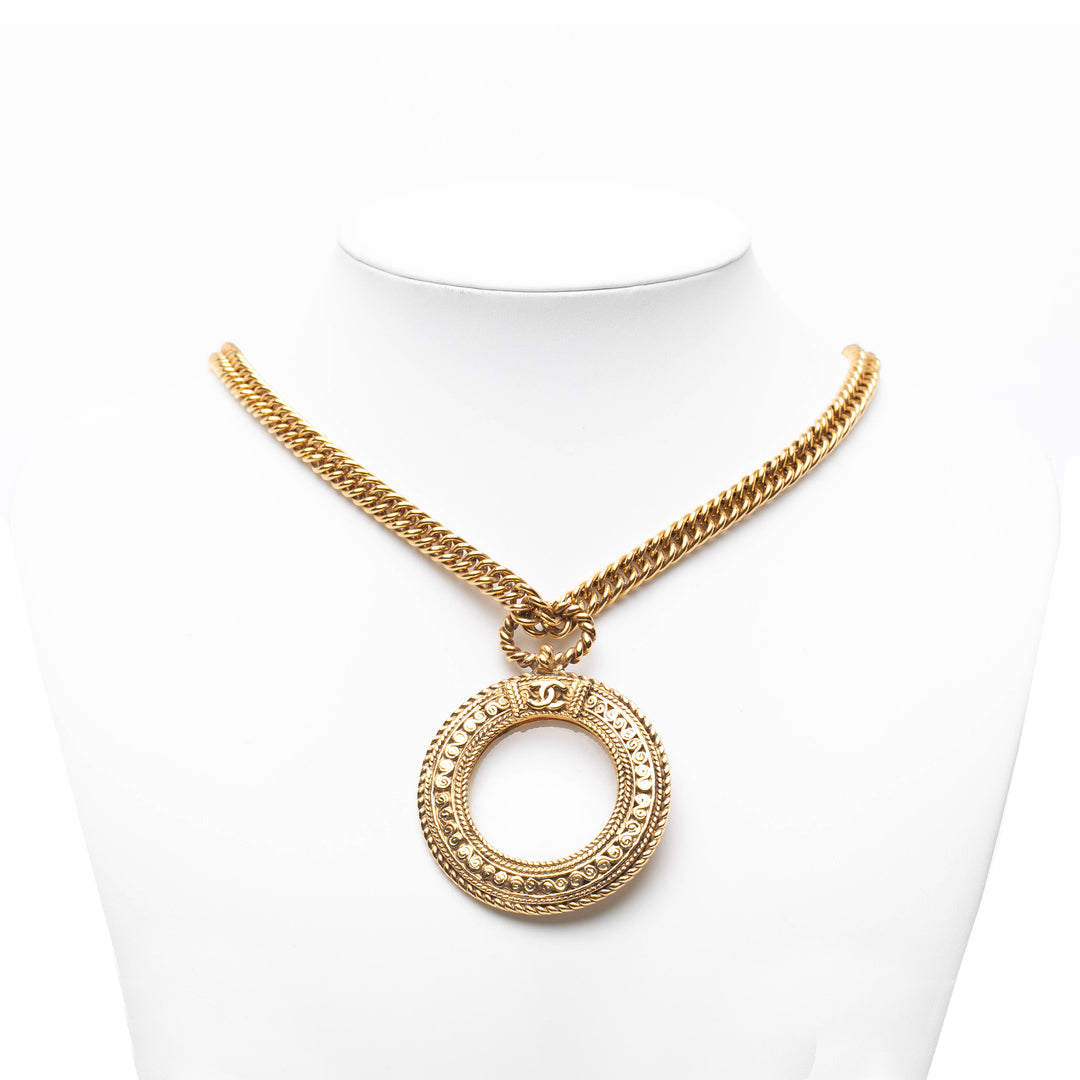 Chanel Doré Plated Loupe Magnifying Glass Pendant Collier Doré – GABY PARIS Authentique