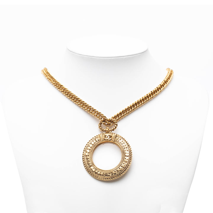 Chanel Doré Plated Loupe Magnifying Glass Pendant Collier Doré – GABY PARIS Authentique