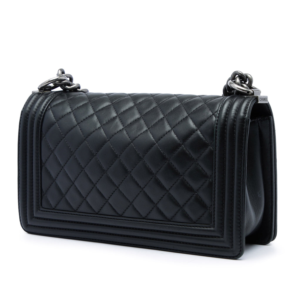 Chanel Matelassé Boy à rabat Moyen Cuir d'agneau Noir – vue 2 – GABY PARIS