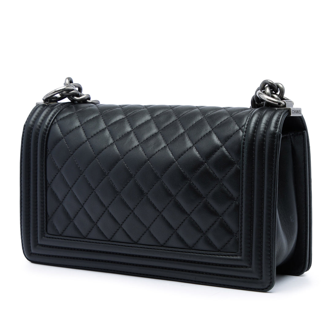 Chanel Matelassé Boy à rabat Moyen Cuir d'agneau Noir – vue 2 – GABY PARIS