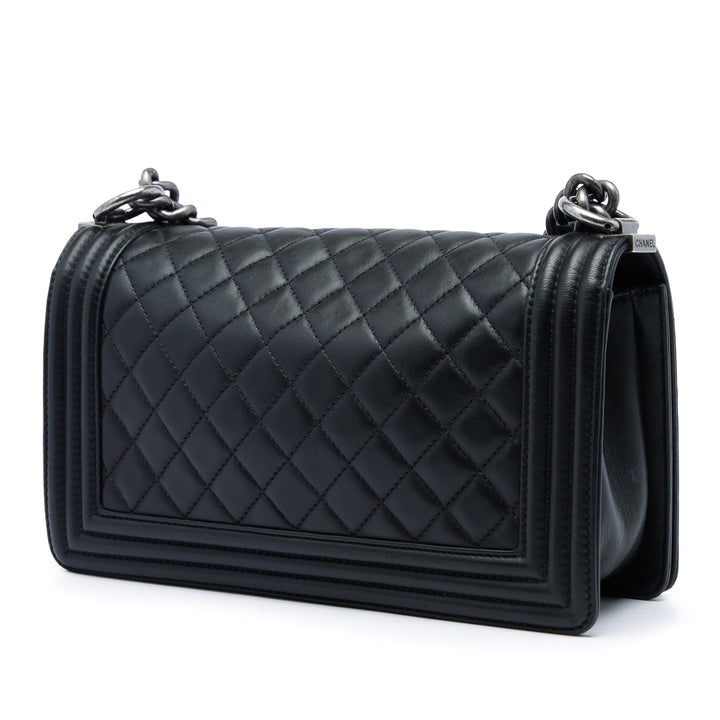 Chanel Matelassé Boy à rabat Moyen Cuir d'agneau Noir – vue 2 – GABY PARIS