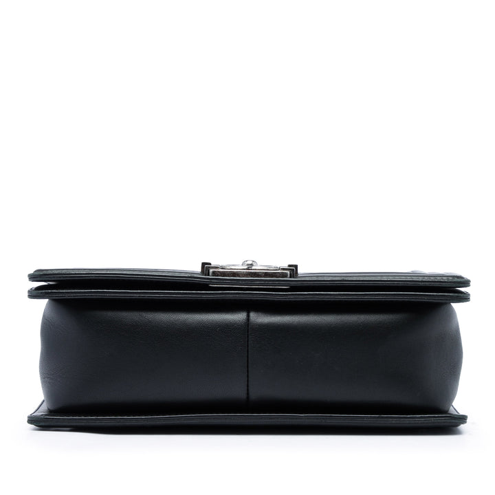 Chanel Matelassé Boy à rabat Moyen Cuir d'agneau Noir – vue 3 – GABY PARIS