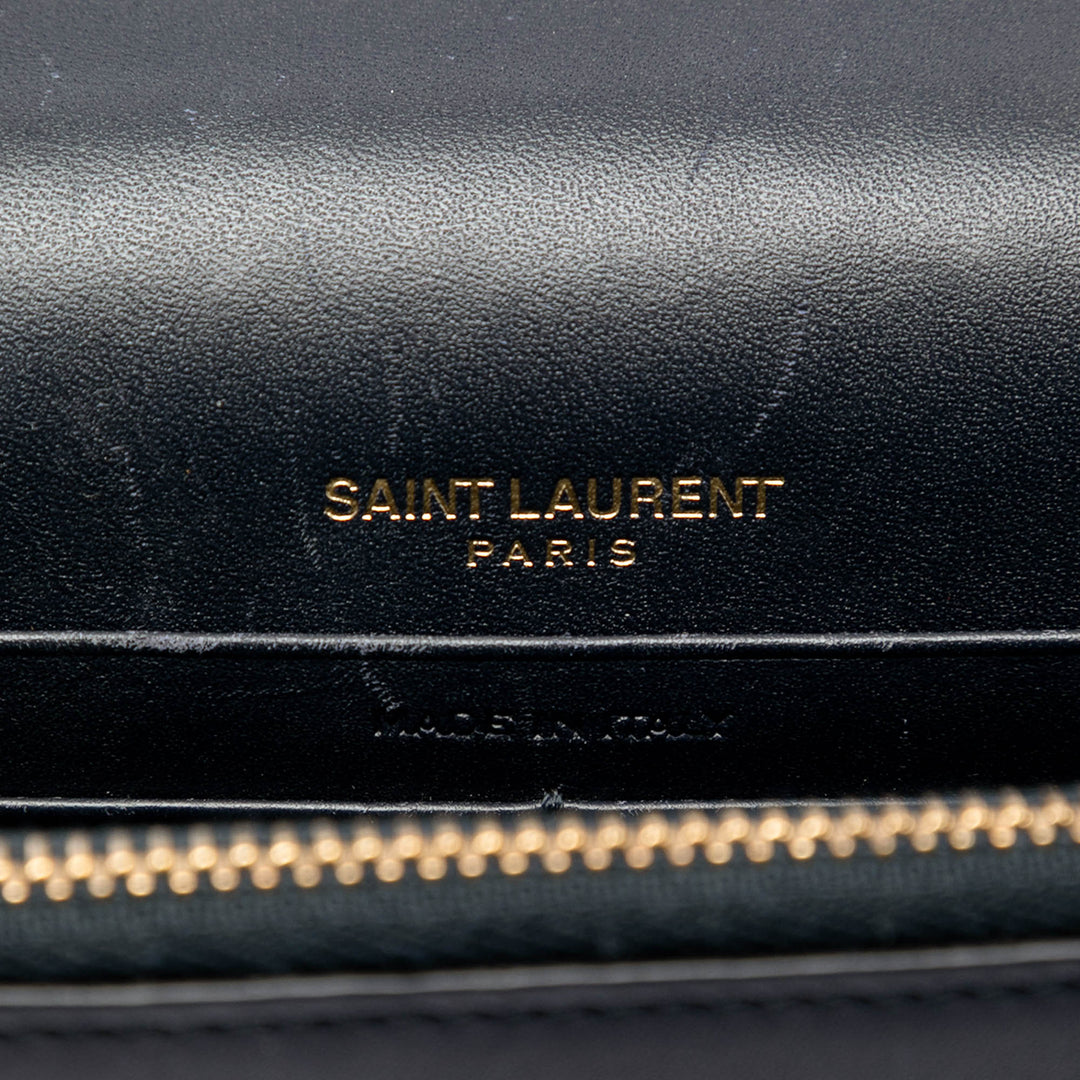Saint Laurent Smooth Cuir de veau Monogram Kate Pompon Chain Portefeuille