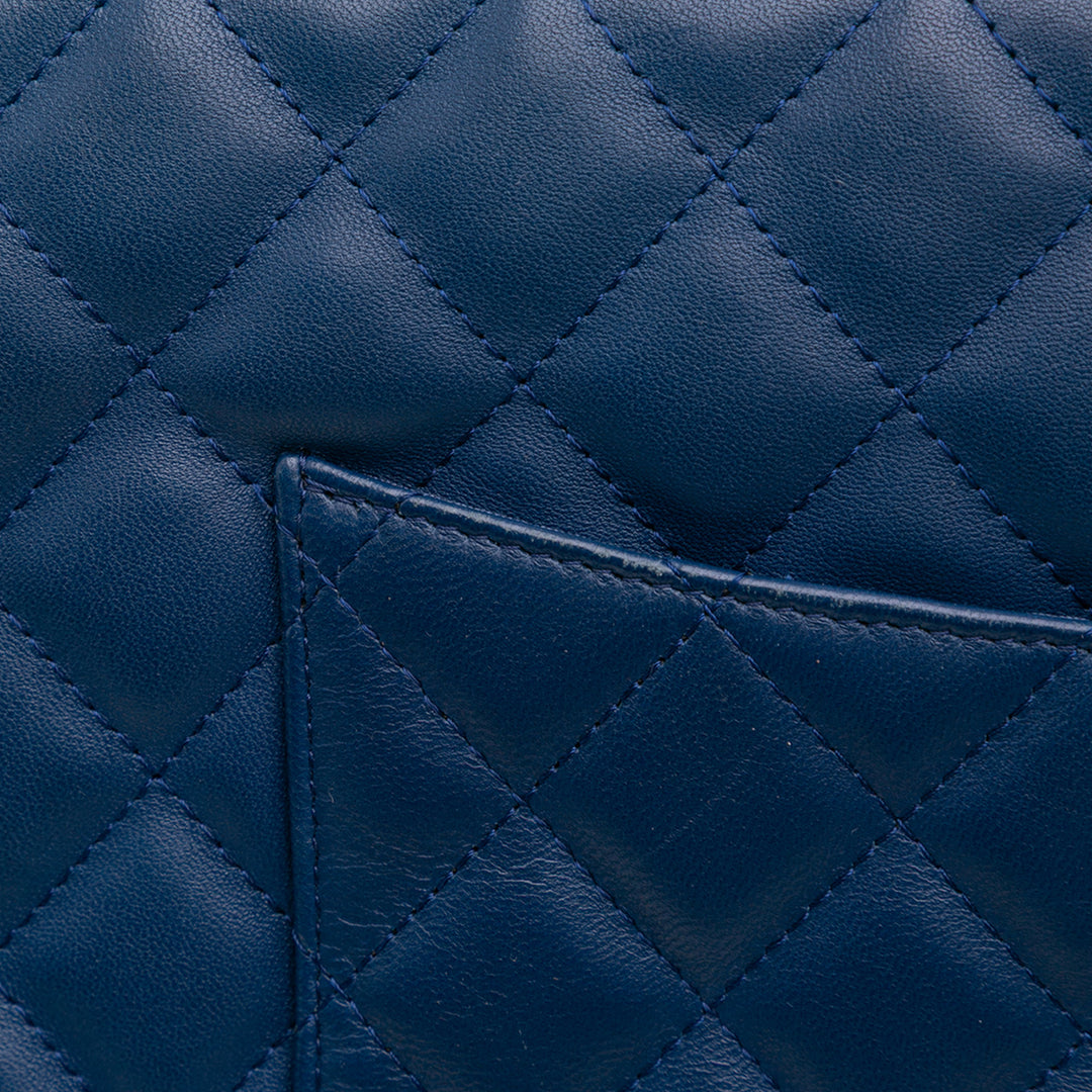 Chanel Large Quilted Cuir d’agneau O Étui Pochette Bleu