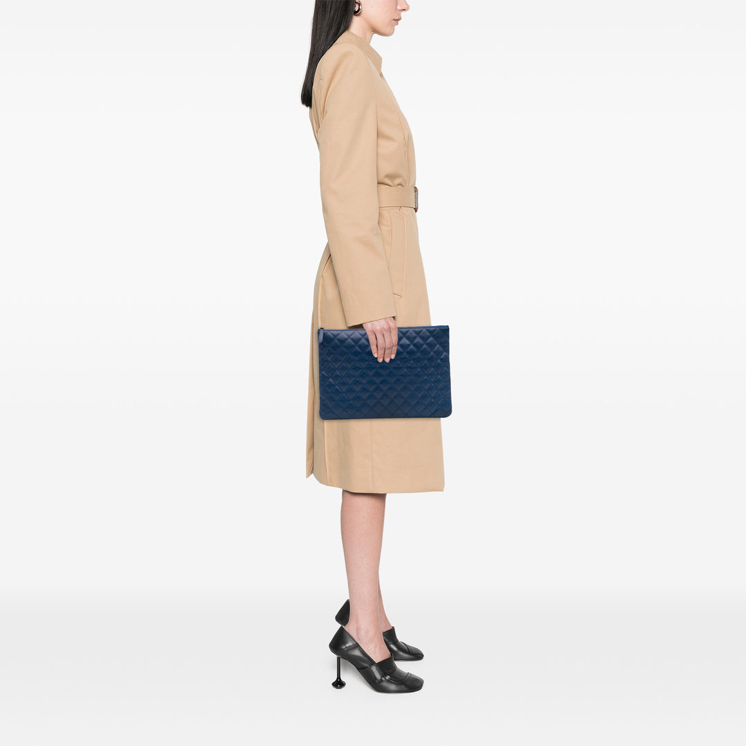 Chanel Large Quilted Cuir d’agneau O Étui Pochette Bleu