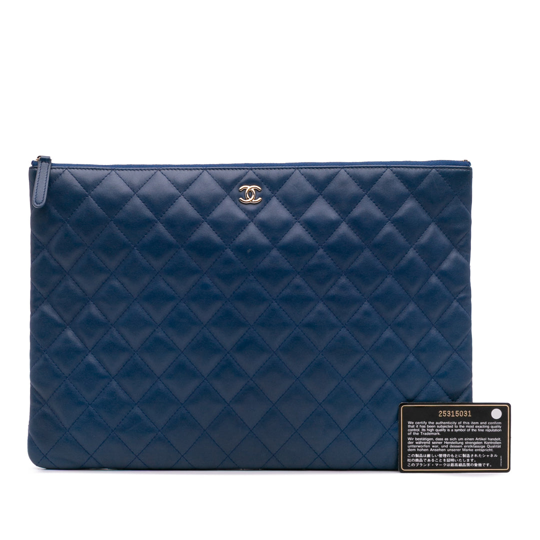 Chanel Large Quilted Cuir d’agneau O Étui Pochette Bleu