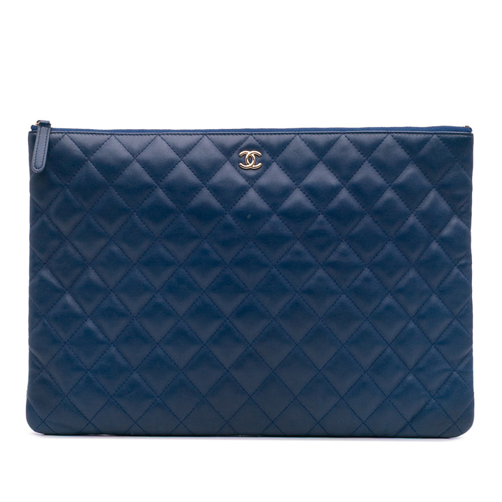 Chanel Large Quilted Cuir d’agneau O Étui Pochette Bleu