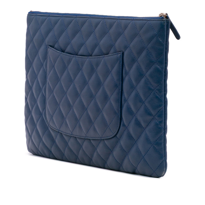 Chanel Large Quilted Cuir d’agneau O Étui Pochette Bleu