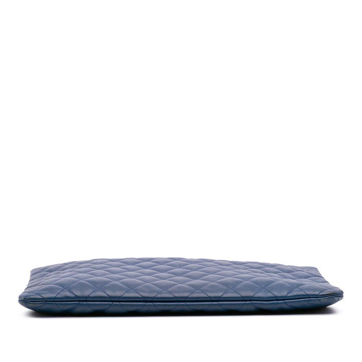 Chanel Large Quilted Cuir d’agneau O Étui Pochette Bleu