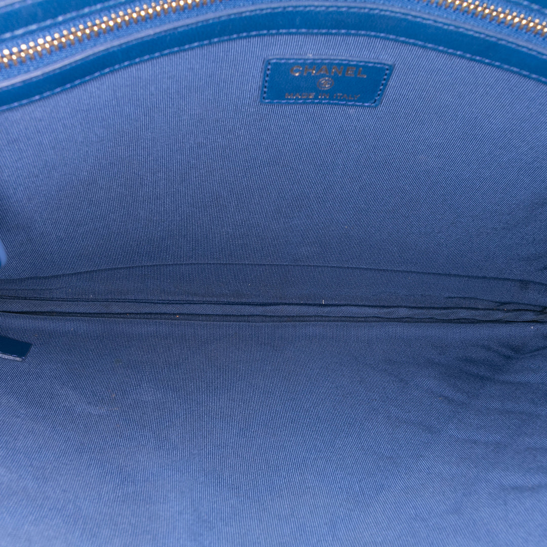 Chanel Large Quilted Cuir d’agneau O Étui Pochette Bleu