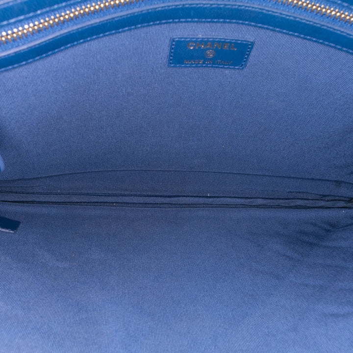 Chanel Large Quilted Cuir d’agneau O Étui Pochette Bleu