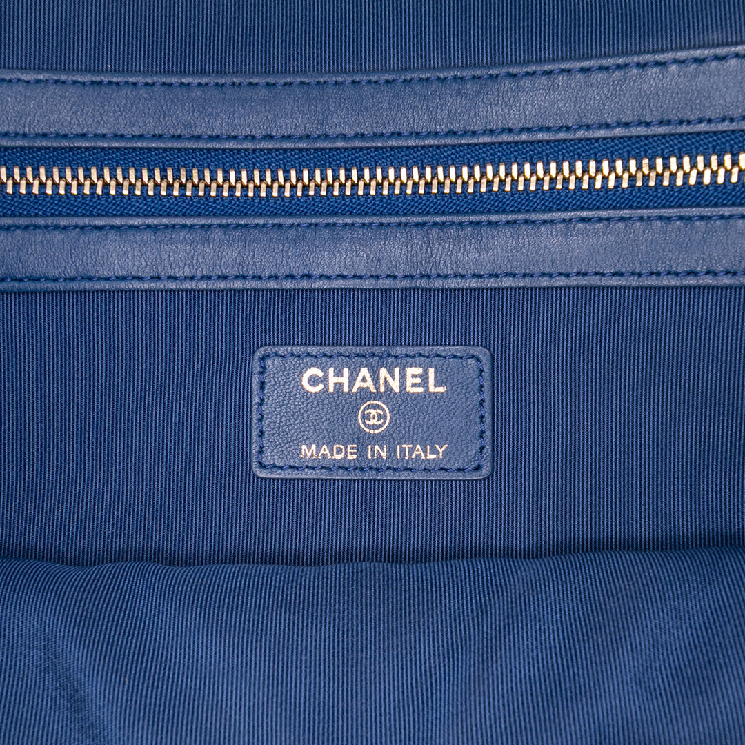 Chanel Large Quilted Cuir d’agneau O Étui Pochette Bleu