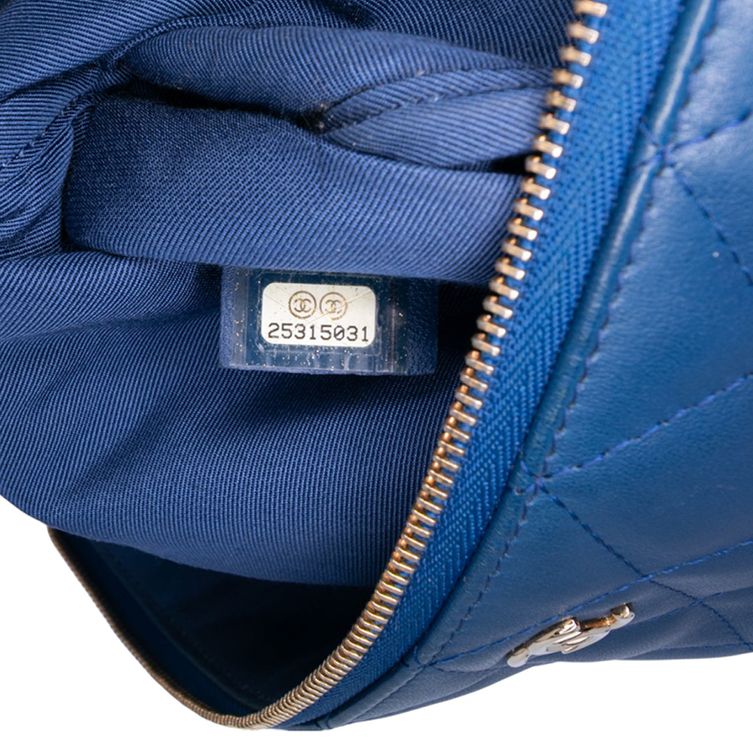 Chanel Large Quilted Cuir d’agneau O Étui Pochette Bleu