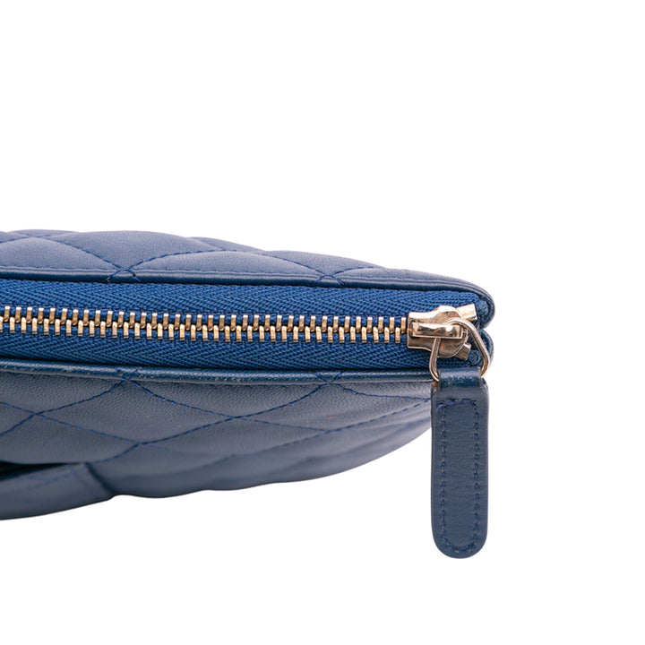 Chanel Large Quilted Cuir d’agneau O Étui Pochette Bleu