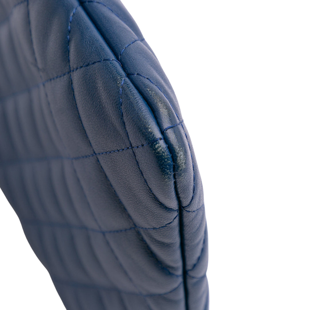 Chanel Large Quilted Cuir d’agneau O Étui Pochette Bleu